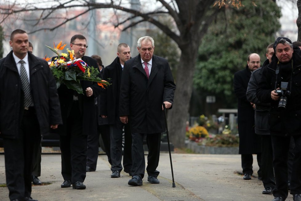 Prezident Miloš Zeman vyrazil k Havlově hrobu o holi. Je to vzpomínka na jeho nedávné zranění kolene