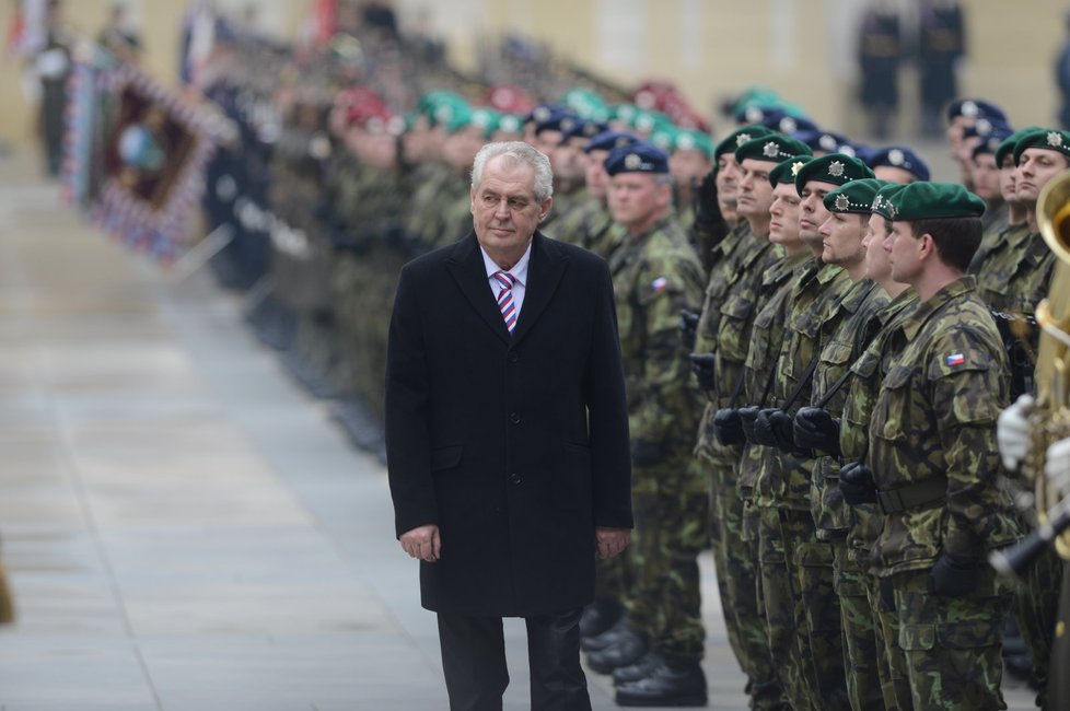 Miloš Zeman prochází před vojáky během přehlídky na třetím nádvoří Pražského Hradu