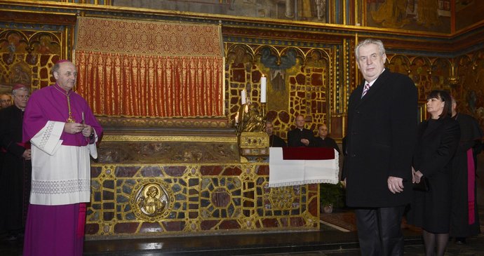 Miloš Zeman a Ivana Zemanová při inauguraci ve svatováclavské kapli chrámu sv Víta. Vlevo olomoucký arcibiskup Graubner