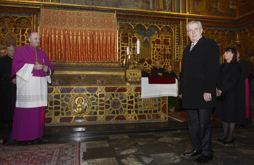 Miloš Zeman a Ivana Zemanová při inauguraci ve svatováclavské kapli chrámu sv. Víta. Vlevo olomoucký arcibiskup Graubner
