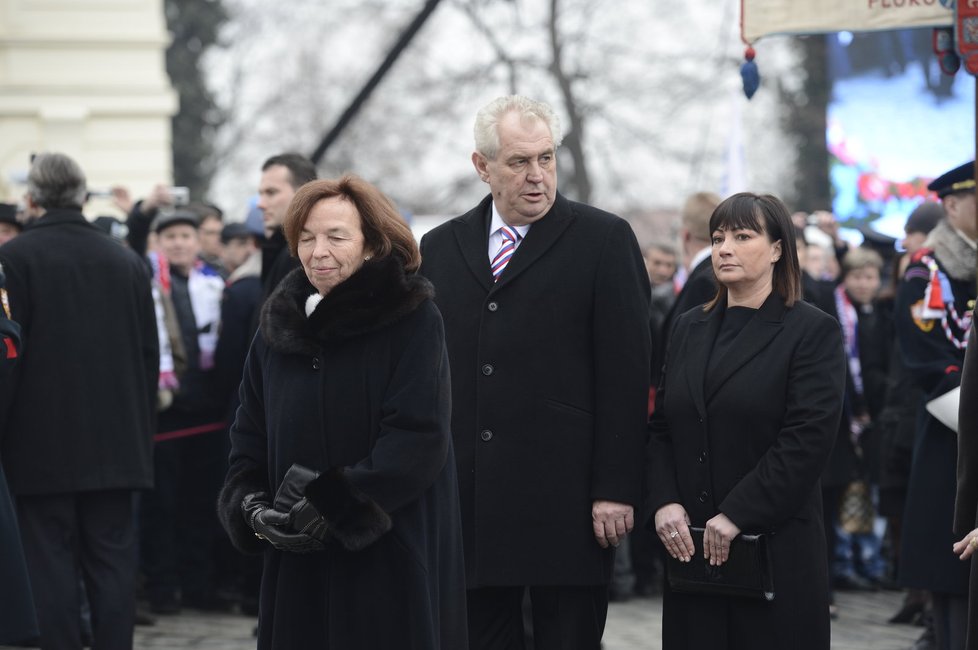 2013:Miloš Zeman vyrazil k soše T. G. Masaryka na Hradčanské náměstí již pouze s první dámou Ivanou po boku. Livia Klausová šla sama, její manžel se vydal na letiště chytit letadlo do USA