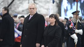 Miloš Zeman a Ivana Zemanová míří při inauguaraci k soše T. G. Masaryka na Hradčanském náměstí