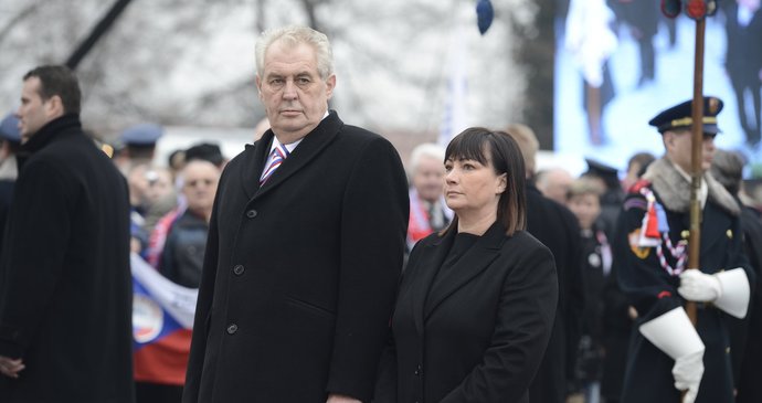 Miloš Zeman a Ivana Zemanová míří při inauguaraci k soše T. G. Masaryka na Hradčanském náměstí