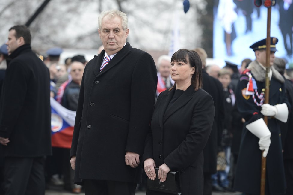 Miloš Zeman a Ivana Zemanová míří při inauguraci k soše T. G. Masaryka na Hradčanském náměstí.