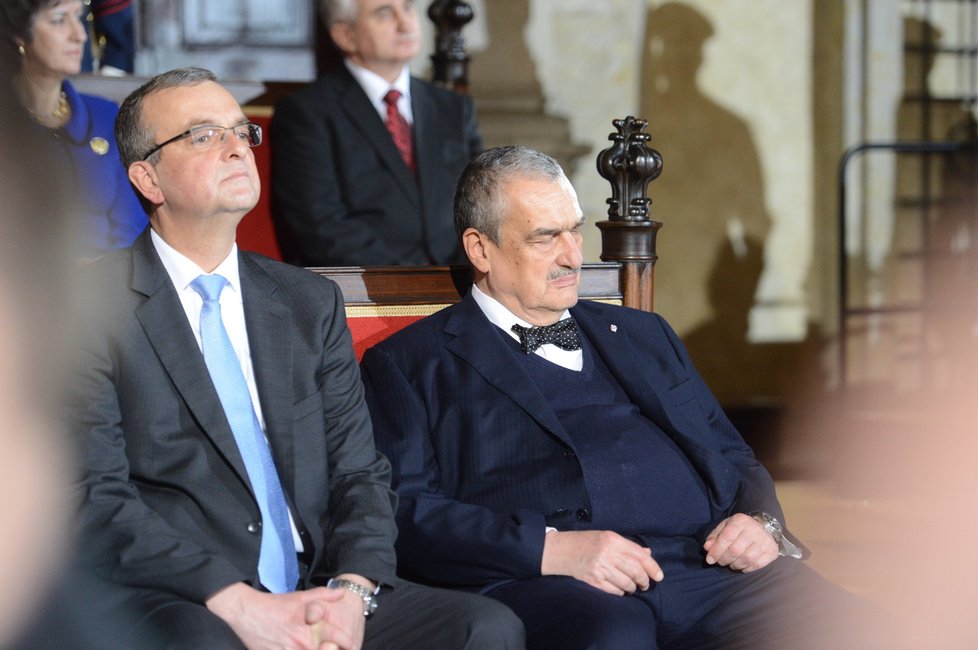 Karel Schwarzenberg si během Zemanova projevu při inauguraci lehce klimbnul