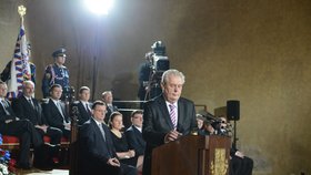 Během čtení prezidentského projevu Miloši Zemanovi vyschlo v krku, a tak musel sáhnout po vodě. Za ním sedí členové vládního kabinetu v čele s premiérem Nečasem a vicepremiérkou Peake.