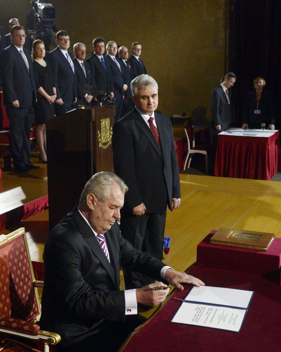 Miloš Zeman právě podepisuje prezidentský slib. Chybička se však vloudila, v textu slibu je drobný překlep