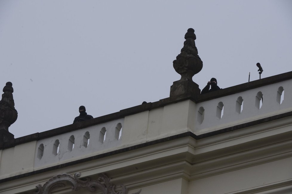 Na průběh Zemanovy inaugurace dohlíželi ze střech a oken Pražského Hradu členové bezpečnostních jednotek včetně ostřelovačů