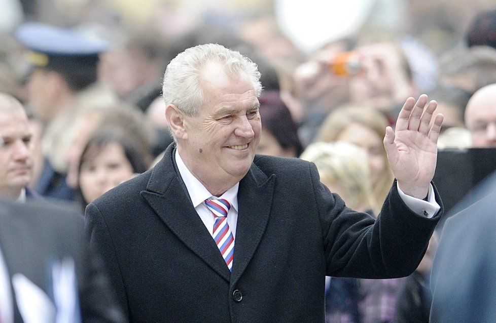 Miloš Zeman zdraví lid během své první prezidentské inaugurace.