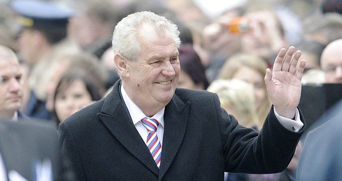 Miloš Zeman zdraví lid během své první prezidentské inaugurace