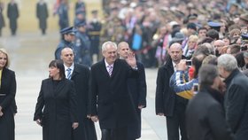 Prezident Zeman zdraví občany, kteří dorazili na 3. nádvoří Pražského Hradu během jeho inaugurace