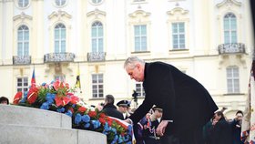 Miloš Zeman kladl věnec k památníku Masaryka.