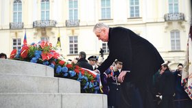 Miloš Zeman kladl věnec k památníku Masaryka.