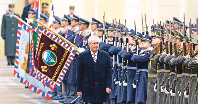 Na Miloše Zemana čekala vojenská přehlídka.