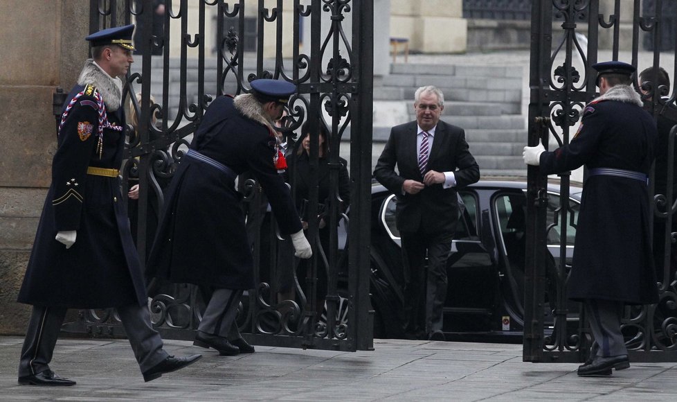 Miloš Zeman prochází branou gigantů na Pražském Hradě a míří na svou první prezidentskou inauguraci.