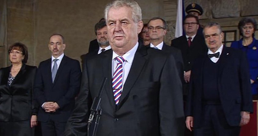 Miloš Zeman složil prezidentský slib a pronesl proslov před hosty ve Vladislavském sále. Za zády měl přitom členy vlády Petra Nečase, včetně soka z 2. kola prezidentské volby Karla Schwarzenberga.