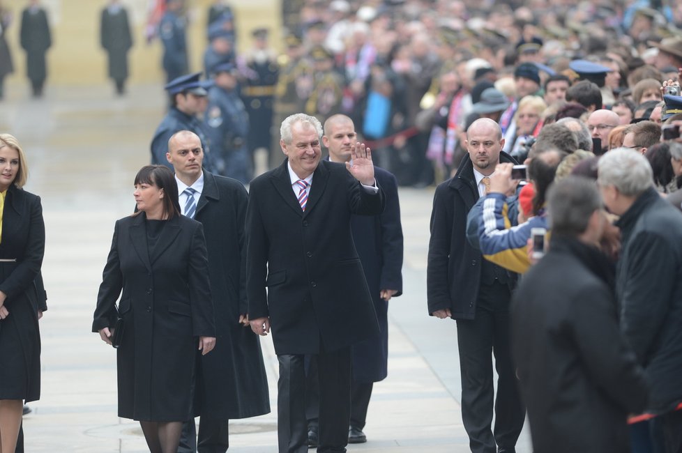 Prezident Zeman zdraví občany, kteří dorazili na 3. nádvoří Pražského Hradu během jeho inaugurace