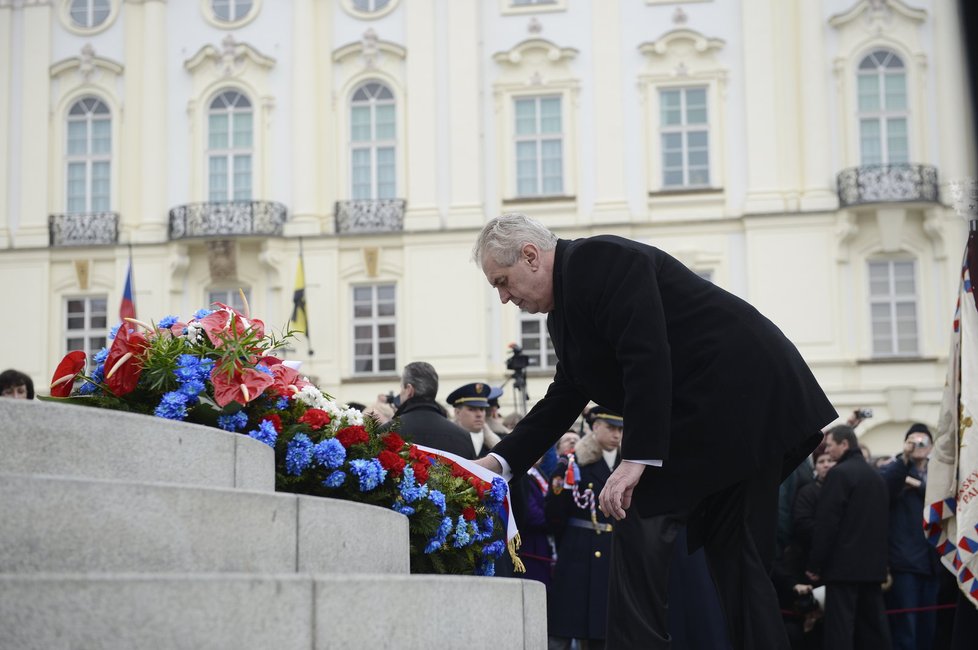Miloš Zeman pokládá při své inauguraci věnec a květiny k soše T. G. Masaryka na Hradčanském náměstí