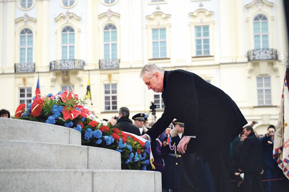 Miloš Zeman kladl věnec k památníku Masaryka.