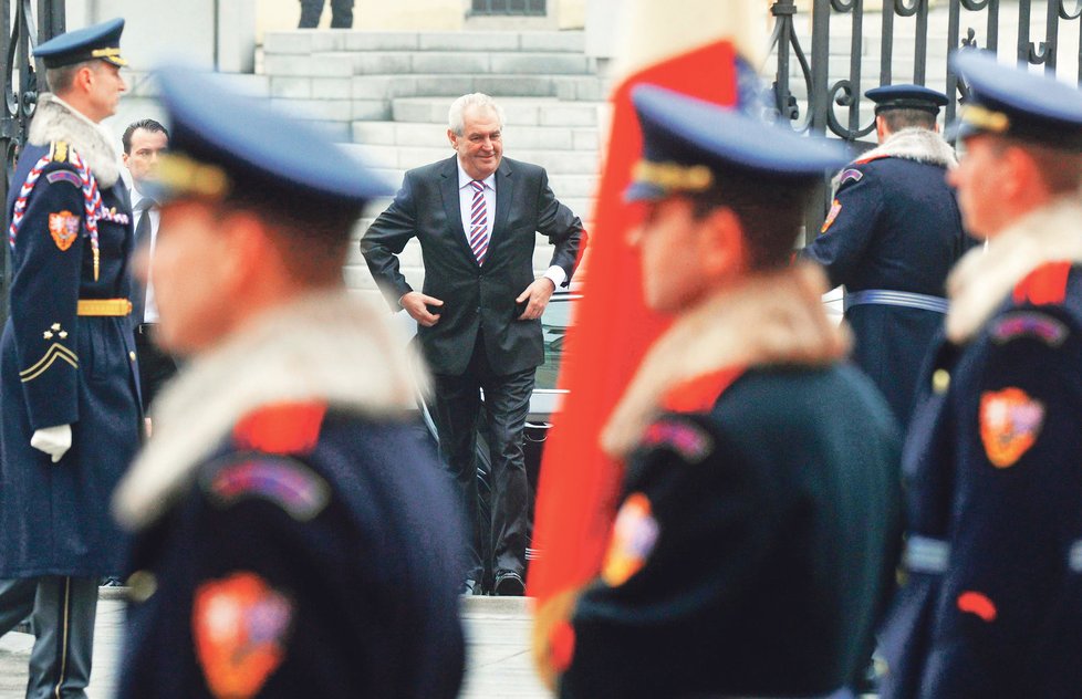 Miloš Zeman vchází do areálu Pražského hradu.