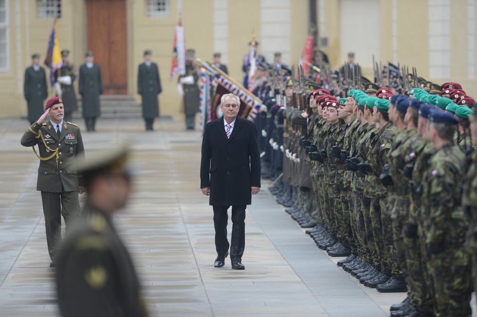 Miloš Zeman a jeho důstojný pochod před nastoupenými jednotkami během vojenské přehlídky, která byla taktéž součástí prezidentské inaugurace.