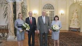 Prezident Miloš Zeman s první dámou Ivanou a premiér Bohuslav Sobotka s manželkou Olgou na zámku v Lánech při novorčním obědě 2. ledna 2015