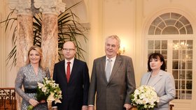 Prezident Zeman a premiér Sobotka s manželkami poobědvali 2. ledna 2015 v Lánech.