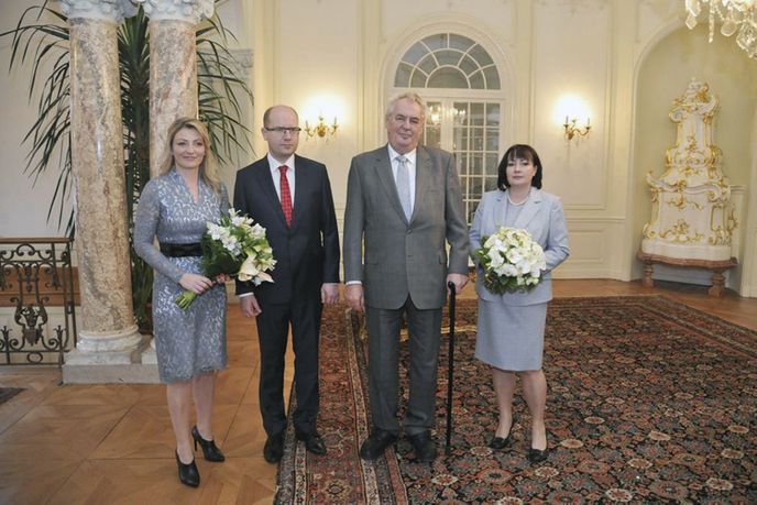 Prezident Miloš Zeman s první dámou Ivanou a premiér Bohuslav Sobotka s manželkou Olgou na zámku v Lánech při novorčním obědě 2. ledna 2015