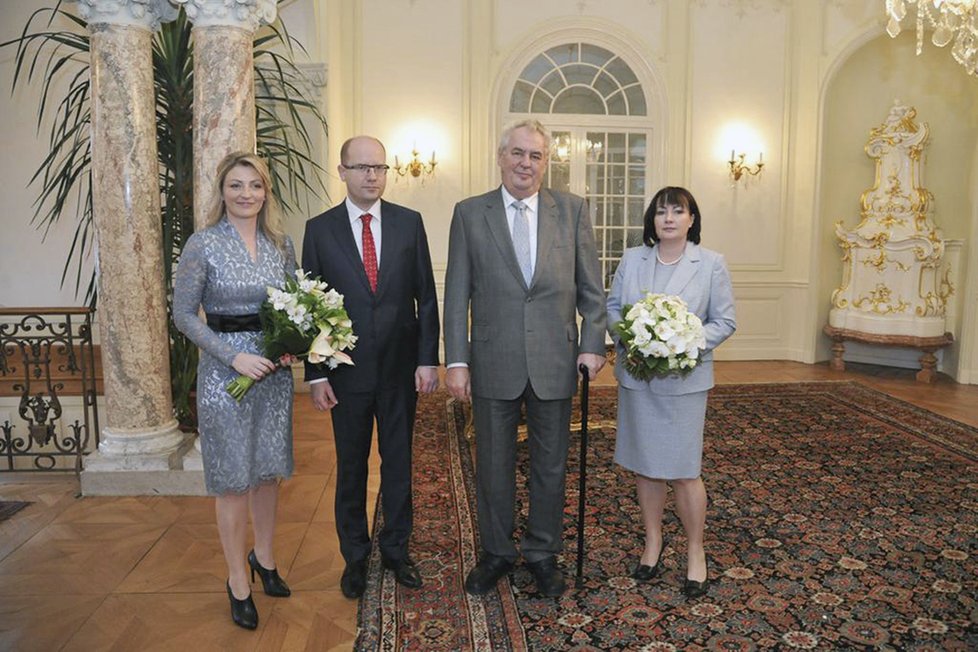 Prezident Miloš Zeman s první dámou Ivanou a premiér Bohuslav Sobotka s manželkou Olgou na zámku v Lánech při novoročním obědě 2. ledna 2015