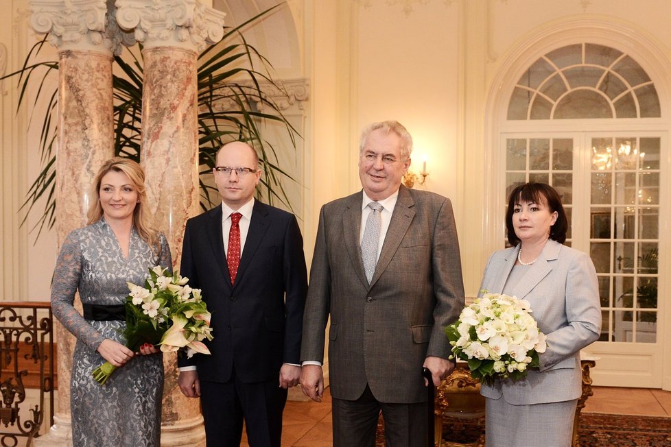 Prezident Zeman a premiér Sobotka s manželkami poobědvali na Nový rok v Lánech.