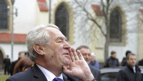 Miloš Zeman si z pískotu a červených karet nic moc nedělal: Na demonstranty v Pardubicích volal, že si jeho žena přivezla zelenou kartu