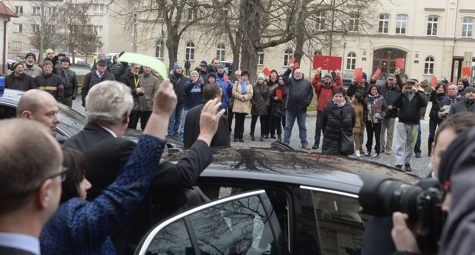 Prezident Zeman v Pardubicích: Proti červeným kartám demonstrantů vytáhla první dáma zelenou kartu