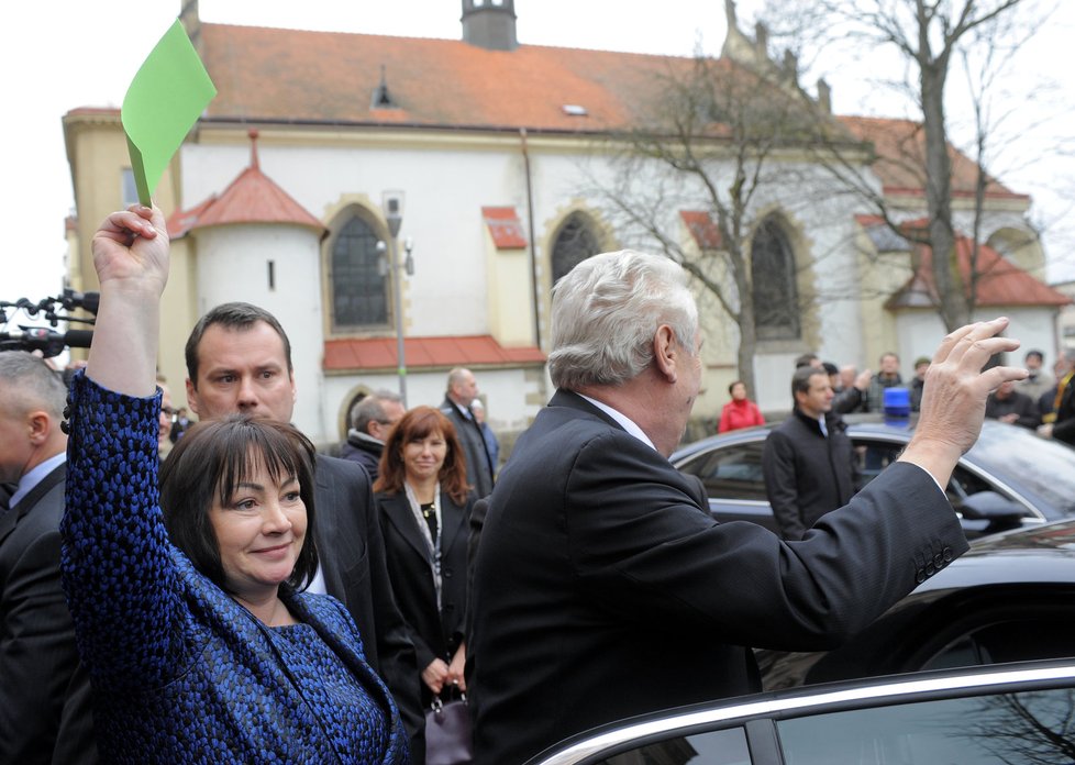 Ivana Zemanová a její veřejná podpora Miloše Zemana: Demonstrantům s červenými kartami ukázala kartu zelenou