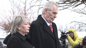 Prezident Zeman s první dámou kladou věnec u hrobu TGM