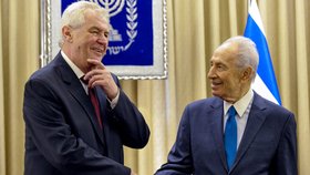 Miloš Zeman si třese rukou s izraelským prezidentem Šimonem Peresem