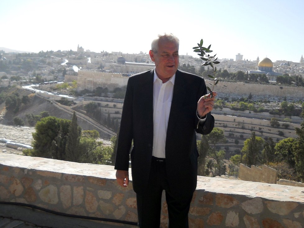 Miloš Zeman dostal na Olivové hoře v Izraeli olivovou ratolest.