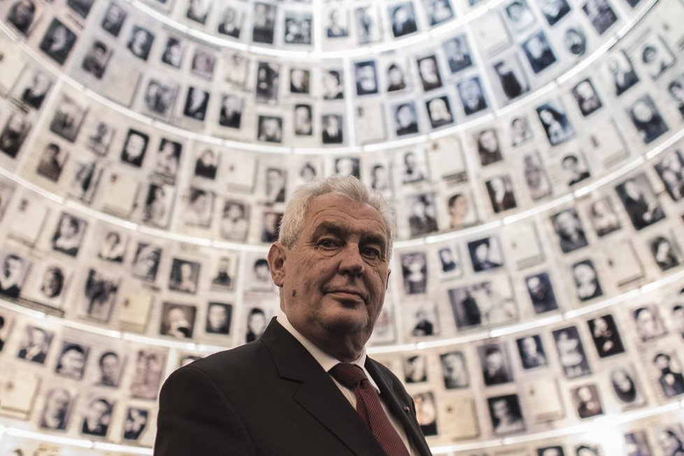 Miloš Zeman při prohlídce jeruzalémského památníku holokaustu.