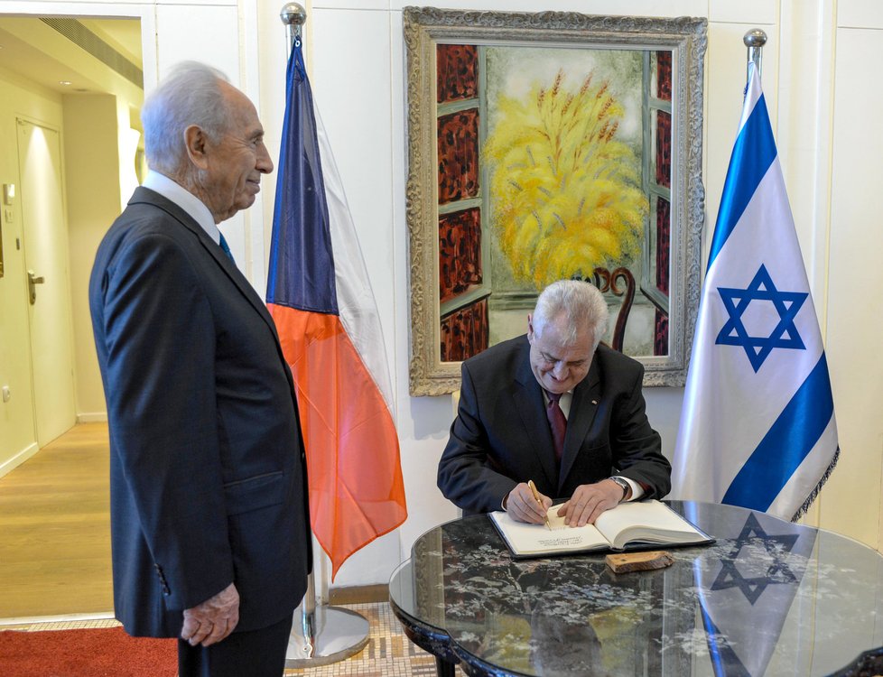 Před zraky izraelského prezidenta Šimona Perese se Miloš Zeman podepisuje v Jeruzalémě do pamětní knihy.
