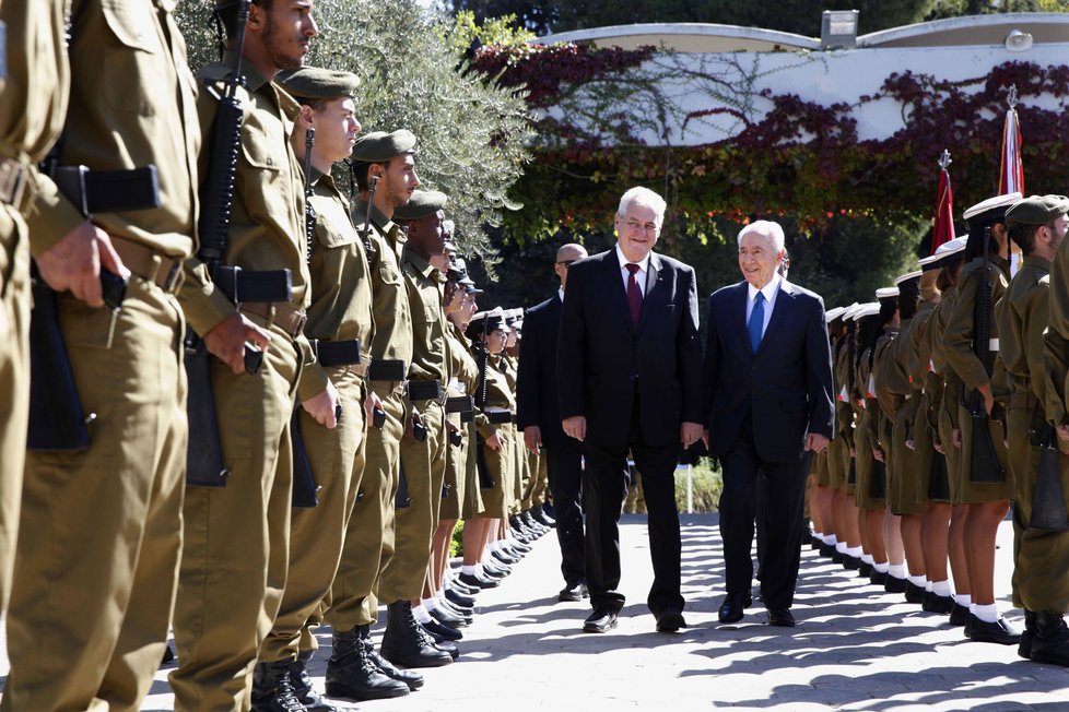 Uvítání Miloše Zemana v Izraeli: Českého prezidenta doprovází jeho izraelský protějšek Peres.