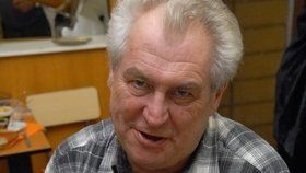 Miloš Zeman se oblibou českého jídla netají. Na snímku s jitrničkama na zabijčce v JZD Slušovice