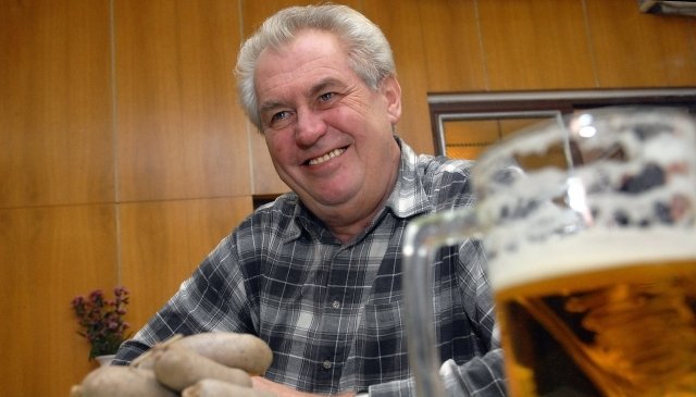 Miloš Zeman si rád dopřeje alkohol i dobré, ale tučné jídlo. Teď se však musí začít omezovat