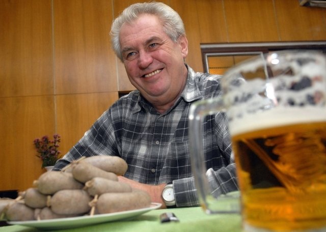 Miloš Zeman si rád dopřeje alkohol i dobré, ale tučné jídlo. Teď se však musí začít omezovat.