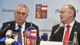 Prezident Zeman při tiskovce na závěr své návštěvy Jihomoravského kraje. Vpravo hejtman Michal Hašek.