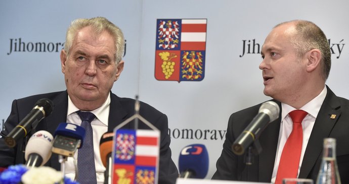 Prezident Zeman při tiskovce na závěr své návštěvy Jihomoravského kraje. Vpravo hejtman Michal Hašek