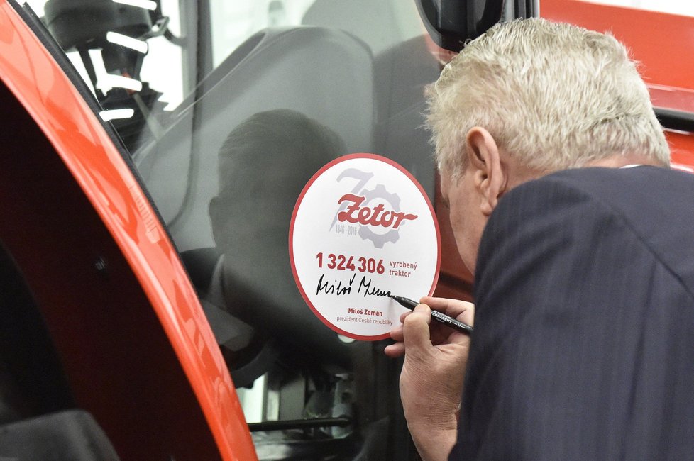 Miloš Zeman v Jihomoravském kraji: Jubilejní traktor prezident podepsal
