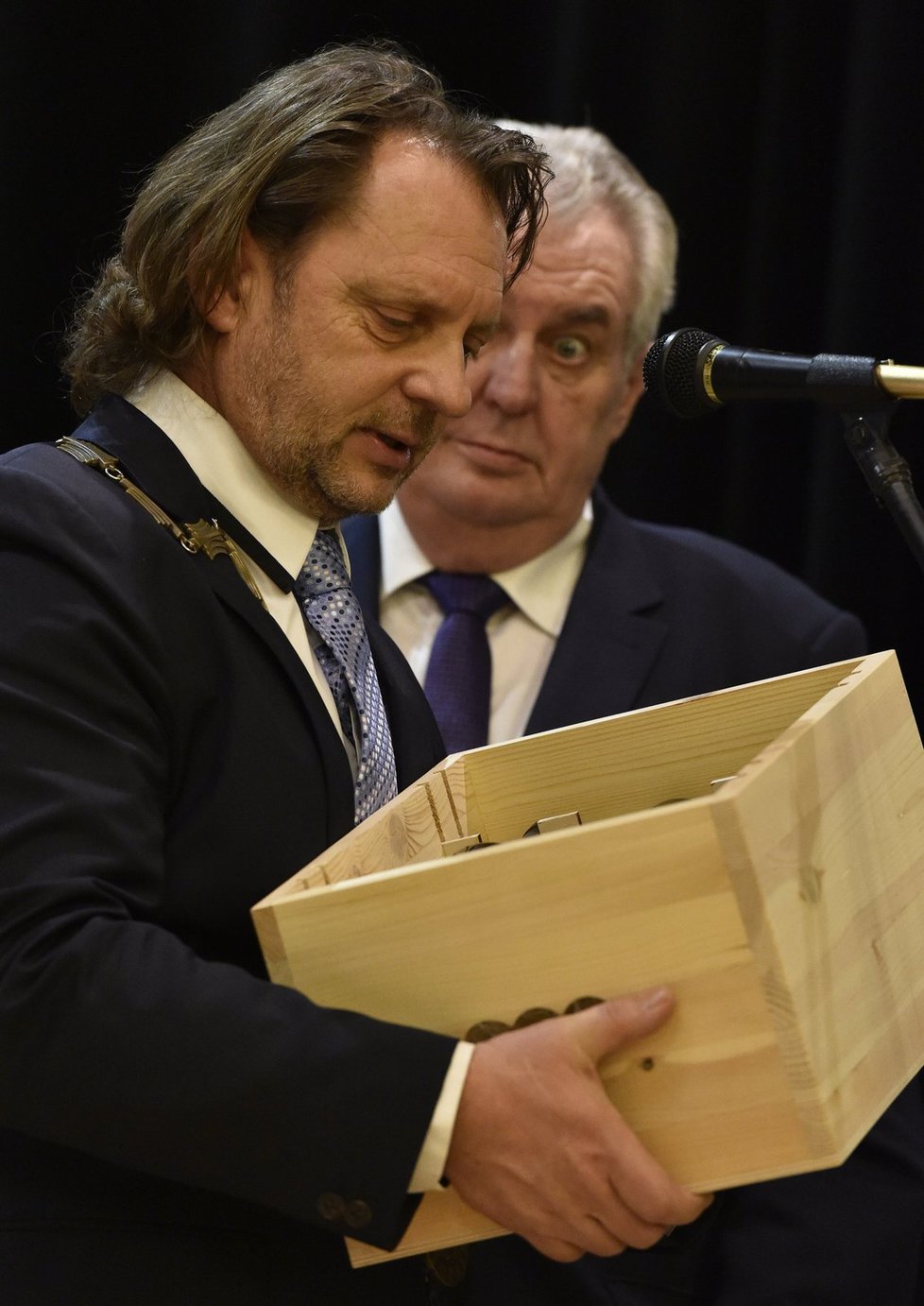 Starosta Mikulova předává prezidentovi Zemanovi krabici s biovínem.