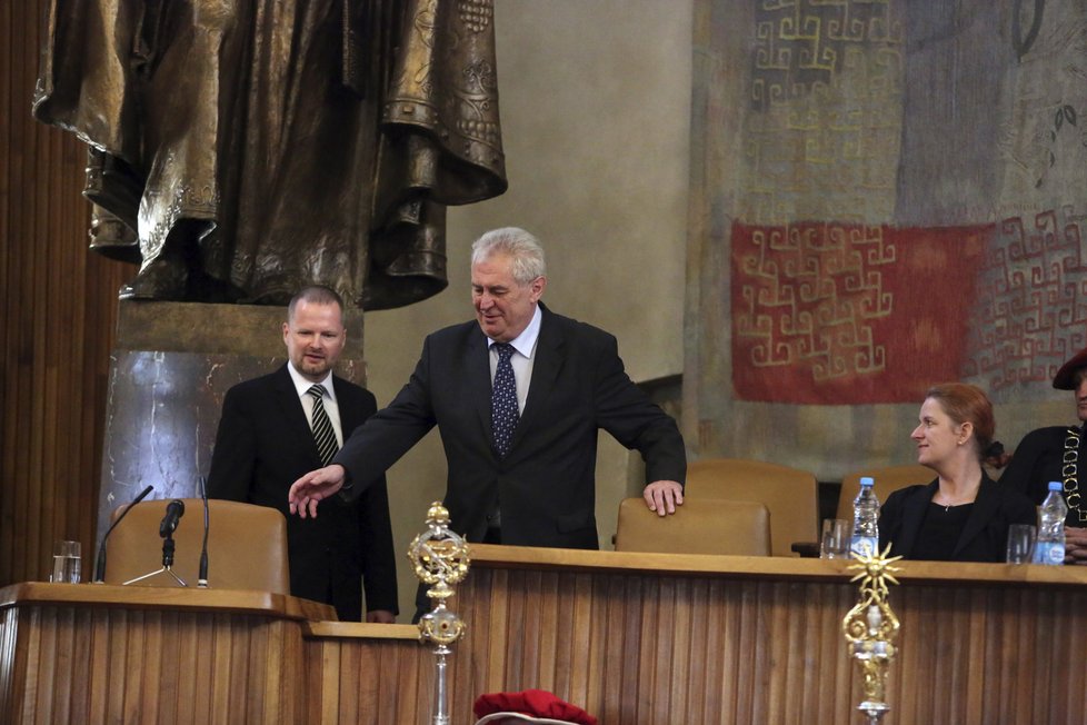 Prezident Miloš Zeman v době, kdy se ceremoniálu jmenování profesorů ještě neodmítal účastnit - v Karolinu v roce 2013.