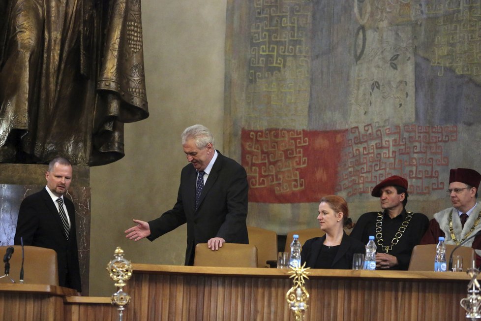 Prezident Miloš Zeman v době, kdy se ceremoniálu jmenování profesorů ještě neodmítal účastnit – v Karolinu v roce 2013.