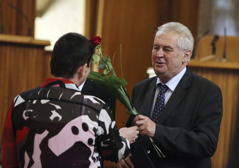 Prezident Miloš Zeman v době, kdy se ceremoniálu jmenování profesorů ještě neodmítal účastnit – v Karolinu v roce 2013.