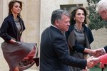Miloš a Ivana Zemanovi se setkali s jordánským královským párem. Pohledné královně Ranii při tom vylétla sukně podobně jako kdysi Marilyn Monroe
